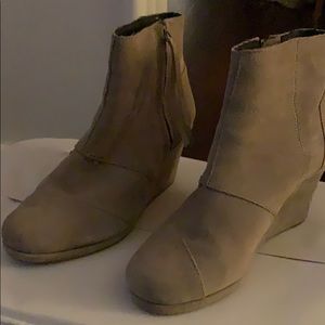 Toms Sz 8 M Gray Suede Side Zip Wedge Ankle Boot